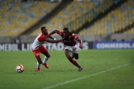 Vinicius estreia pela profissional