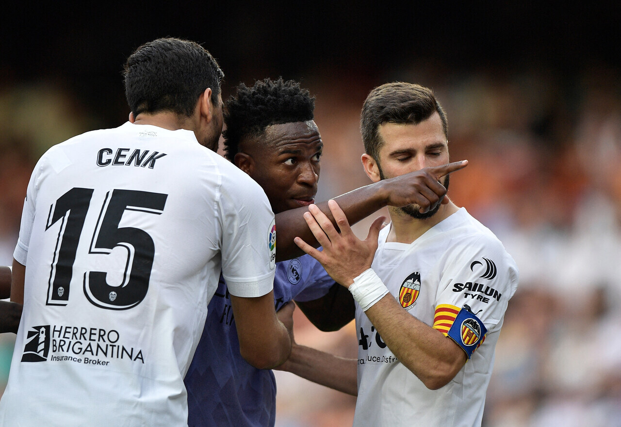 Vinícius Jr. mostra torcedores racistas, que imitavam macaco. Mas jogadores do Valencia não se comovem