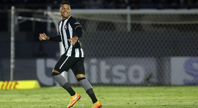 Vinícius Lopes marcou o gol da vitória do Botafogo sobre o Bragantino