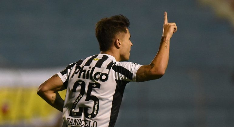 Zanocelo, comemora o gol marcado na vitória do Santos sobre o Salgueiro na Copa do Brasil