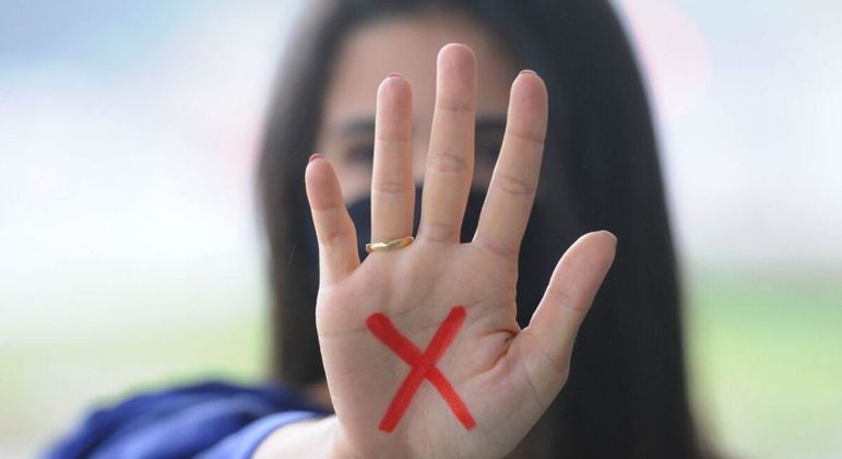 "X" na palma da mão faz parte da campanha "Sinal Vermelho para a Violência Doméstica"