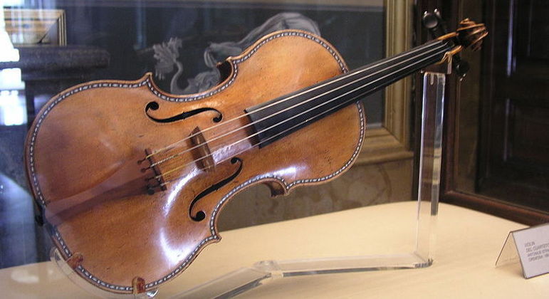 Violinos Stradivarius originais como este podem valer milhões de dólares
