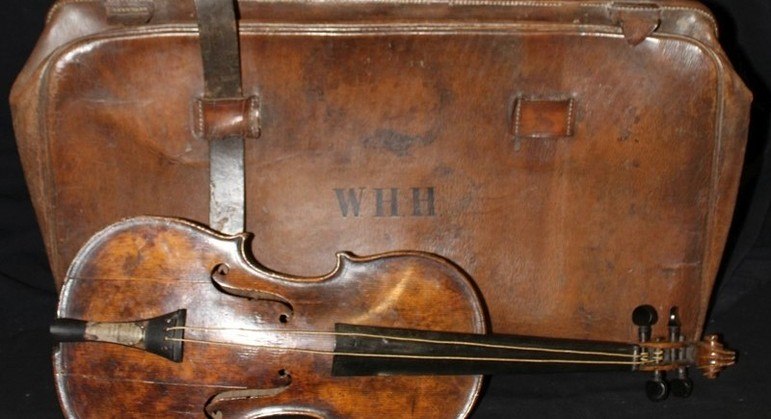 Violino de Wallace HartleyO icônico violino de Wallace Hartley representa um símbolo do trágico naufrágio. Enquanto o Titanic afundava, o violinista e sua banda usaram o instrumento para tocar a melodia da música Nearer My God to Thee. Embora não seja mais possível tocar o violino, o objeto foi leiloado por 1,1 milhão de libras (R$ 6,7 milhões)