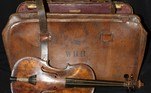 O violino de Wallace Hartley é um objeto emblemático do naufrágio. Quando o Titanic começou a afundar, o violinista começou a tocar o instrumento e sua banda o acompanhou. A música escolhida para o trágico fim foi 'Nearer My God to Thee'. Apesar de não ser mais possível tocá-lo, o violino foi vendido por 1,1 milhão de euros, o equivalente a R$ 5.599.000