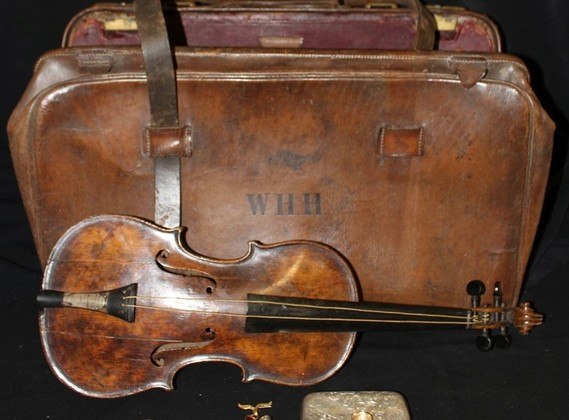 O violino de Wallace Hartley é um objeto emblemático do naufrágio. Quando o Titanic começou a afundar, o violinista começou a tocar o instrumento e sua banda o acompanhou. A música escolhida para o trágico fim foi 'Nearer My God to Thee'. Apesar de não ser mais possível tocá-lo, o violino foi vendido por 1,1 milhão de euros, o equivalente a R$ 5.599.000 O violino de Wallace Hartley é um objeto emblemático do naufrágio. Quando o Titanic começou a afundar, o violinista começou a tocar o instrumento e sua banda o acompanhou. A música escolhida para o trágico fim foi 'Nearer My God to Thee'. Apesar de não ser mais possível tocá-lo, o violino foi vendido por 1,1 milhão de euros, o equivalente a R$ 5.599.000
