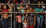 Milhares de pessoas, inclusive crianças, participaram da apresentação do MC