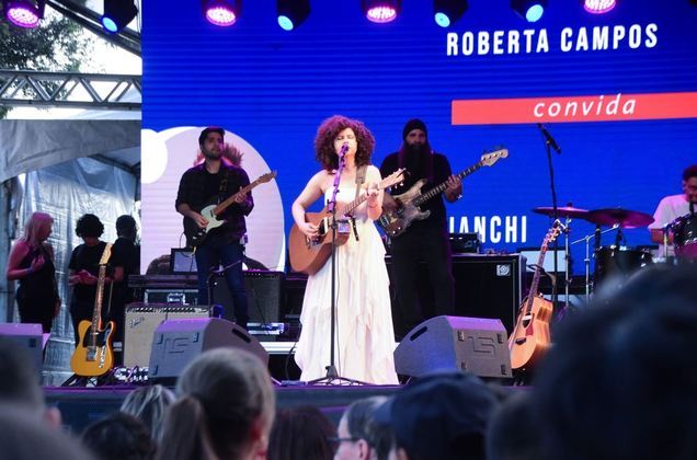 A cantora e compositora Roberta Campos também foi uma das primeiras artistas a se apresentar na Virada Cultural. Com um violão na mão, a dona do hit De Janeiro a Janeiro cantou no palco do Butantã, na zona oeste 