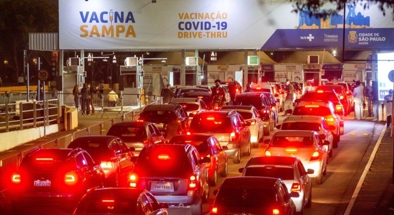 Virada da Vacina faz operação de 34 horas seguidas para aplicar  o imunizante contra a covid-19