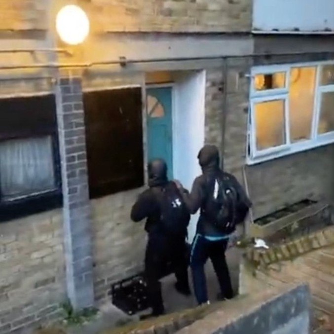 Jovens foram filmados enquanto chutavam uma porta com violência