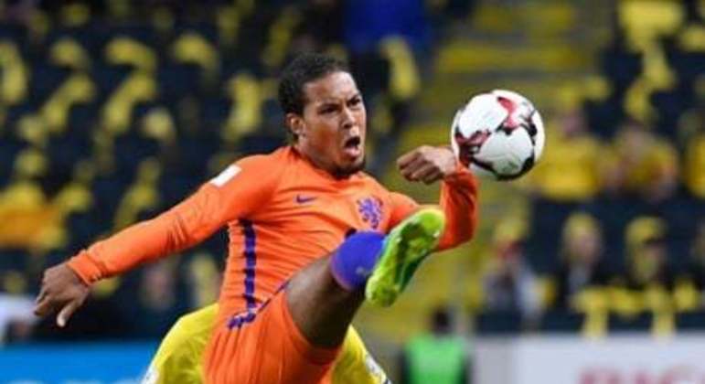 Virgil van Dijk tem 25 anos e já fez 12 jogos com a seleção da Holanda