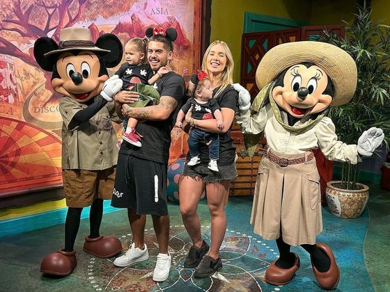 Virginia Fonseca e Zé Felipe já desembarcaram nos Estados Unidos. O casal viajou com a família, e com as babás das filhas — que gerou polêmica e dividiu opiniões — para curtir os parques da Disney, na Flórida. Nesta terça-feira (27), a influenciadora dividiu as primeiras fotos da viagem com os internautas