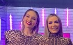 Deolane Bezerra participou do podcast da influenciadora digital, o PodCats, no dia 27 de outubro. Ao se encontrarem, as duas se surpreenderam por estarem usando looks bem parecidos. A blusa cropped que Deolane e Virginia escolheram tem dois modelos, com e sem gola, e é da grife Dolce & Gabbana, avaliada em R$ 6 milVeja mais: Deolane Bezerra e Virginia Fonseca combinam look de R$ 6 mil