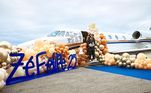 Para provar que não apenas a quantidade de seguidores é de milhões, Virginia presenteou o marido no aniversário de 25 anos com um avião, com direito a almofadas personalizadas com o mesmo desenho feito na parte externa da aeronave — uma representação de Virginia, Zé Felipe e das filhas do casal, Maria Alice e Maria Flor. Além disso, o cantor e a empresária sempre se dão presentes luxuosos, de grifes