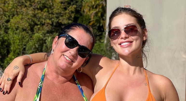 Virginia Fonseca aparece de biquíni com mãe e brinca: 'Cada uma com seu abdômen' 