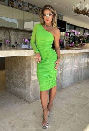 Já em abril Virginia foi detonada por eleger um vestido verde-limão-néon, além de óculos de sol com lentes transparentes e batom rosa, para ir ao casamento da prima, a também influenciadora Rafaela Fonseca. 