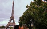 Virginia posou com o marido e a filha em pontos turísticos da cidade. Em um dos registros, eles aparecem perto da Torre Eiffel