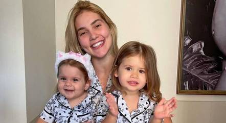 Virginia, Maria Flor e Maria Alice com o mesmo pijama