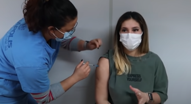 Virginia Fonseca recebe a primeira dose da vacina contra a covid-19 -  Entretenimento - R7 Famosos e TV