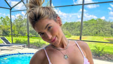 Virginia Fonseca curte dia de piscina com biquíni entrelaçado, em Orlando 