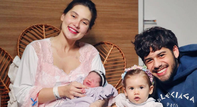 Virginia Fonseca e Zé Felipe divulgam a primeira foto da família completa