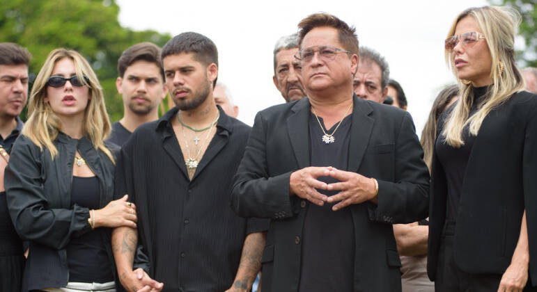 Virginia Fonseca, Zé Felipe, Leonardo e Poliana Rocha se despedem de Carmem Rocha. Mãe dos cantores Leandro e Leonardo morreu no sábado (1º), aos 85 anos, após sofrer um infarto