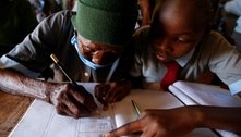 Queniana de 98 anos volta à escola para dar exemplo aos bisnetos: 'Gostaria de me tornar médica' 