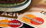 1. Visa e MasterCard: as operadoras de cartão de crédito suspenderam a atuação na Rússia no dia 5 de maio. De acordo com a Visa, cartões dessa bandeira emitidos no país vão deixar de operar fora da Federação Russa. Enquanto isso, a MasterCard informou que cartões emitidos por bancos russos não serão mais válidos. Os plásticos MasterCard emitidos fora do país também não funcionarão em caixas eletrônicos ou comércios russos