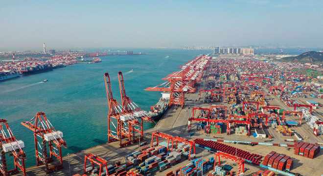  Contêneires são carregados e descarregados automaticamente usando GPS para guiar guindastes