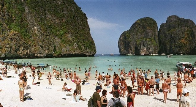Maya Bay, na Tailândia, invadida por turistas depois de ficar famosa devido ao filme 'A Praia' - agora está fechada ao público para dar ao meio ambiente a chance de se recuperar