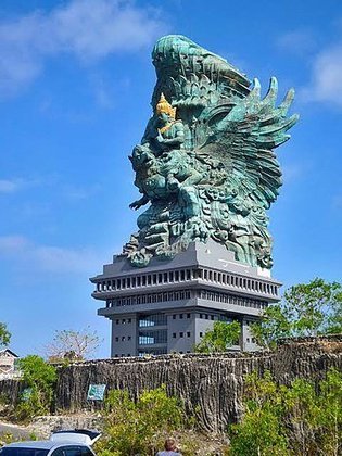  Vishnu  (Indonésia) - 75m - Fica no Parque Cultural Garuda Wisnu Kencana e retrata o Deus Hindu. 