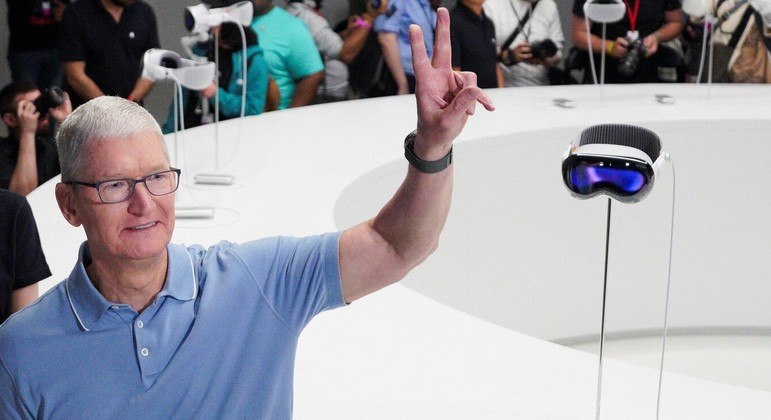 Tim Cook, CEO da Apple, é fotografado ao lado do grande lançamento da empresa
