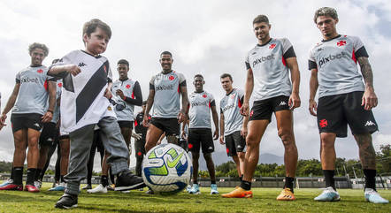 Visita do garoto Gui ao treino do Vasco