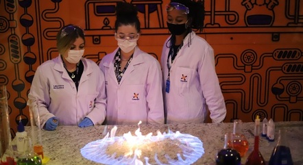 Visitantes fazem experiência no Laboratório de Química do Museu Catavento, em São Paulo
