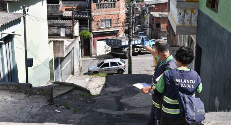 Para evitar a propagação de criadouros, agentes de saúde fazem visitas casa a casa