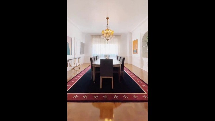 Vista da sala de jantar do apartamento de Jô Soares. Os mármores do imóvel são originais