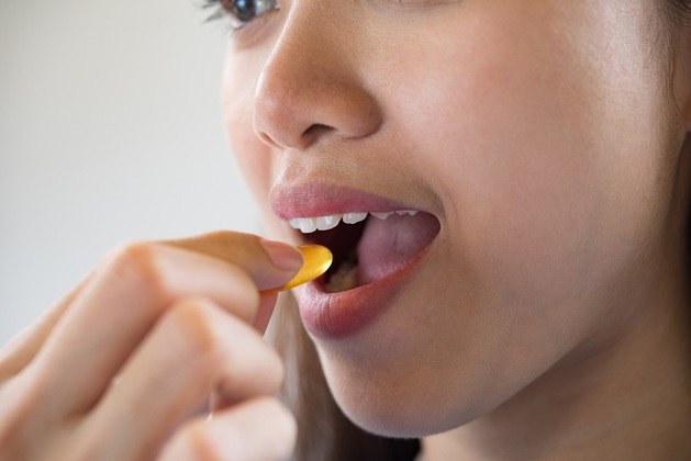 A suplementação deve ser feita sempre sob supervisão médica, com acompanhamento rotineiro dos níveis de vitamina D no sangue. Segundo a Escola de Saúde Pública da Universidade de Harvard, a dose diária recomendada é de 600 UI (unidades internacionais) para pessoas até 70 anos; acima desta idade, são 800 UI