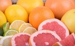 Por que quando falamos em fortalecer a imunidade os alimentos cítricos, como limão e laranja, são os primeiros a ser citados? Porque eles são as principais fontes de vitamina C, que, segundo a especialista, é indispensável para o sistema imunológico. “A vitamina C é o gatilho para que as células do sistema imune sejam ativadas”, explica Vanderli