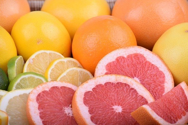 Por que quando falamos em fortalecer a imunidade os alimentos cítricos, como limão e laranja, são os primeiros a ser citados? Porque eles são as principais fontes de vitamina C, que, segundo a especialista, é indispensável para o sistema imunológico. “A vitamina C é o gatilho para que as células do sistema imune sejam ativadas”, explica Vanderli