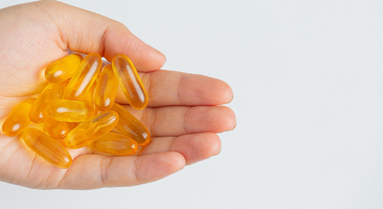 Vitamina DUm estudo recente realizado nos EUA mostrou que a vitamina D pode ser capaz de melhorar o desempenho do cérebro. Os pesquisadores descobriram que indivíduos com alto nível do nutriente em quatro áreas cerebrais apresentavam uma função cerebral melhor quando se tornaram idosos, em comparação com aqueles que tinham baixos níveis. A vitamina D é obtida pela exposição ao sol, mas também pode ser suplementada, desde que sob supervisão médica