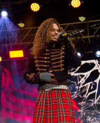 Durante um show realizado no dia 8 de novembro, ele vestiu uma espécie de short-saia, parecida com uma saia escocesa, e uma blusinha transparente