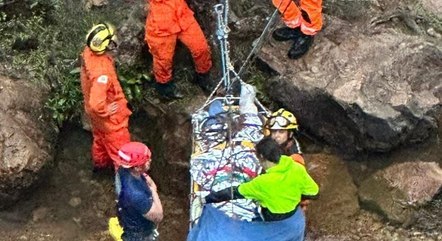 Vítima foi içada em uma tirolesa para deixar a região da cachoeira