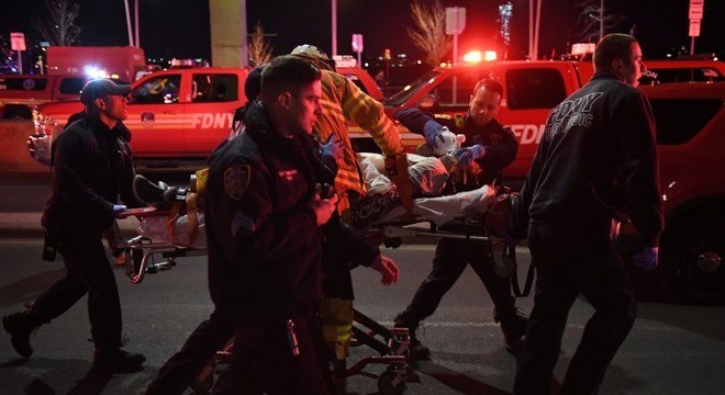 Paramédicos atendem vítima da queda de helicóptero em Nova York