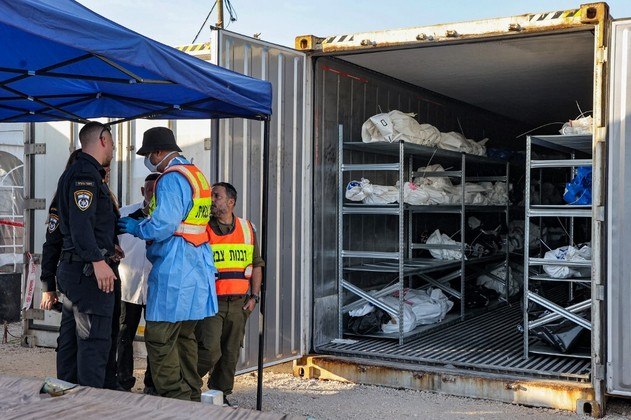 Shura é um dos poucos locais em Israel para onde os mortos ainda são trazidos para identificação. É lá que as horríveis atrocidades são fotografadas e registradas, e os corpos são limpos e preparados para o enterro por suas famílias