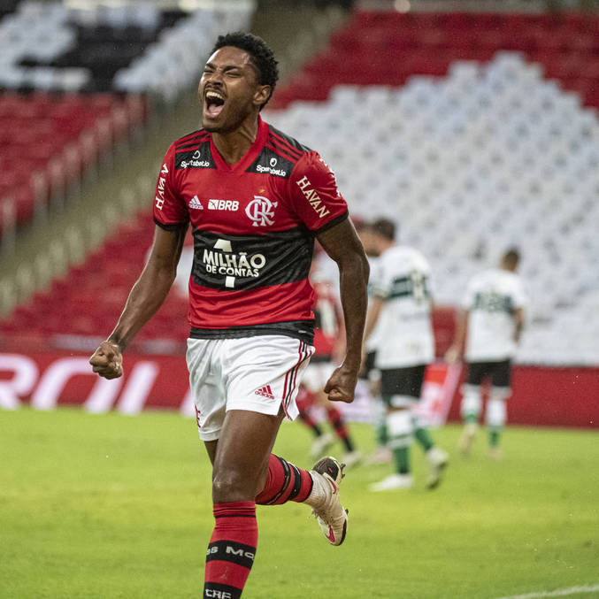 Atacante Vitinho comemora gol pelo Flamengo