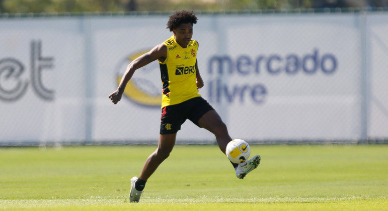 Vitinho em treino do Flamengo no CT Ninho do Urubu