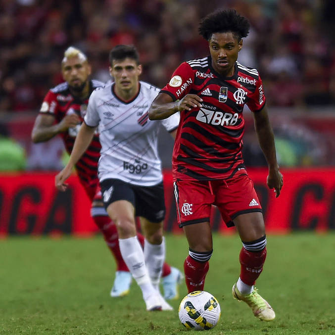 Vitinho fez seu último jogo pelo Fla contra o Athletico Paranaense