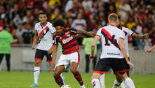 Flamengo encaminha saída do atacante Vitinho para a Europa