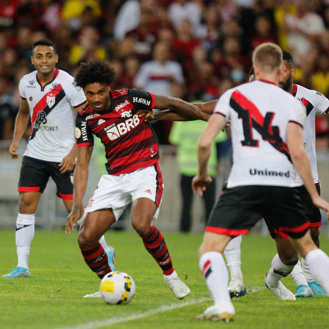 Vitinho pode ter feito o último jogo pelo Flamengo contra o Atlético Goianiense