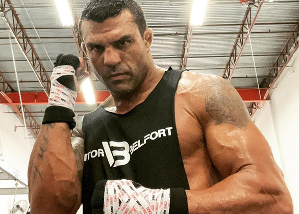 Vitor Belfort é carioca, tem 45 anos e é especializado em MMA e karatê. Ele já foi campeão de UFC, o principal torneio de MMA do mundo. Também luta boxe e jiu-jitsu. 