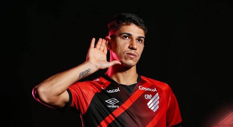 Vitor Bueno chegou de graça ao Athletico nesta temporada, após saída do São Paulo. O meia tem tido pouquíssimas oportunidades, com raros minutos em campo no Brasileirão, Copa do Brasil e Libertadores